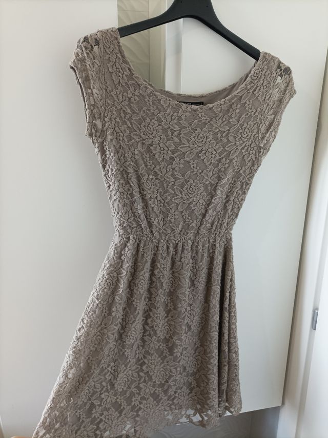 Vestito beige con ricamo tipo pizzo