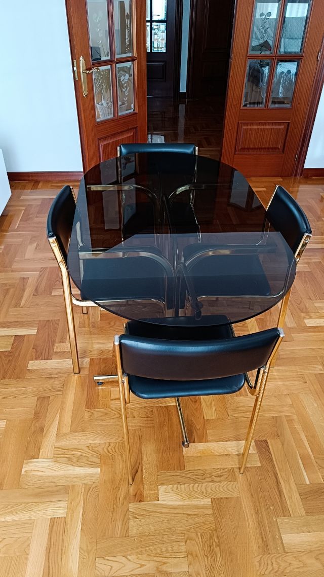 Mesa de cristal y sillas para comedor