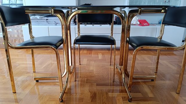 Mesa de cristal y sillas para comedor