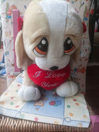 Peluche de perrito amoroso y cariñoso