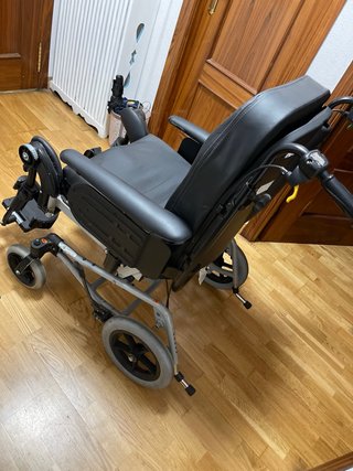 Silla de ruedas basculante