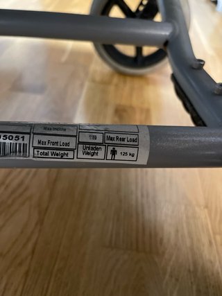 Silla de ruedas basculante