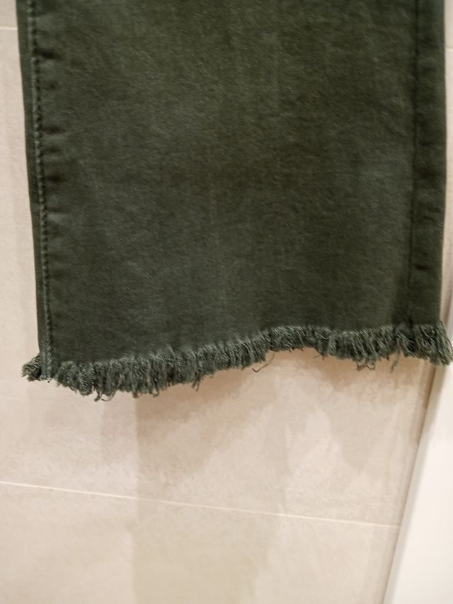 Pantalón vaquero verde.campana