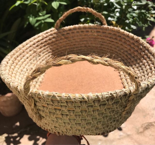 Cesta de esparto ovalada.