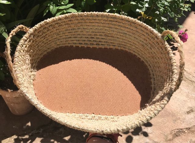 Cesta de esparto ovalada.