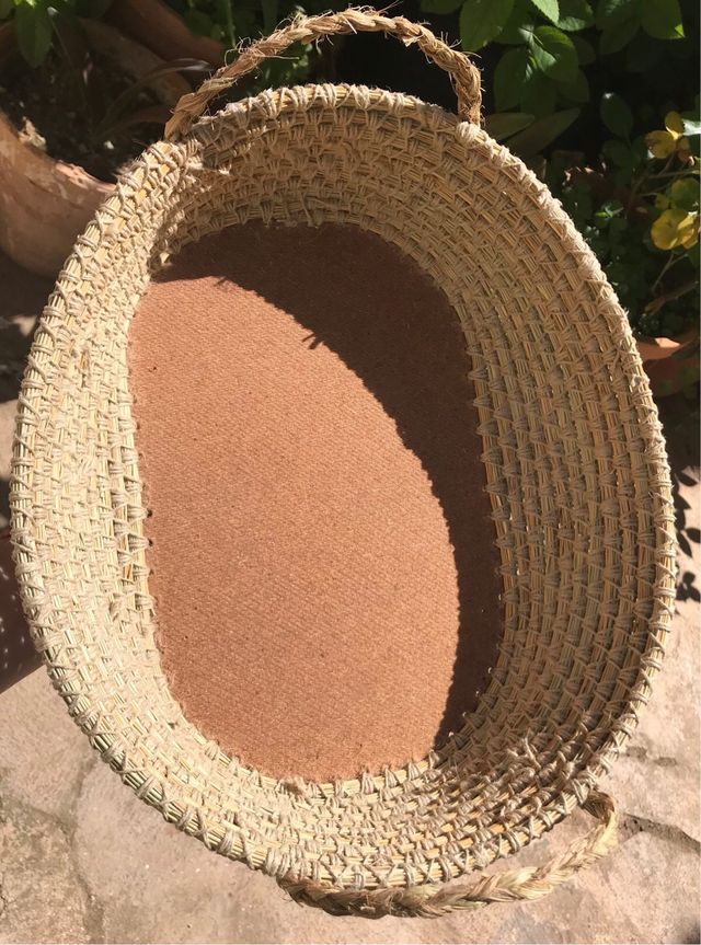 Cesta de esparto ovalada.