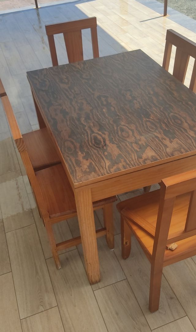 Mesa y sillas