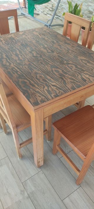 Mesa y sillas