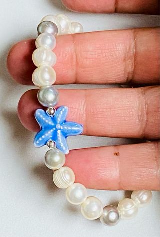 Pulsera con estrella y perlas blancas y grises