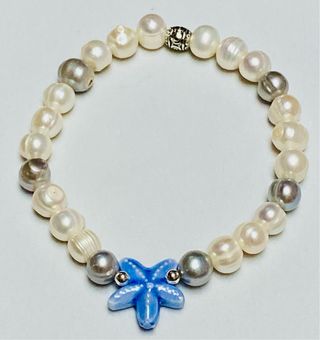 Pulsera con estrella y perlas blancas y grises