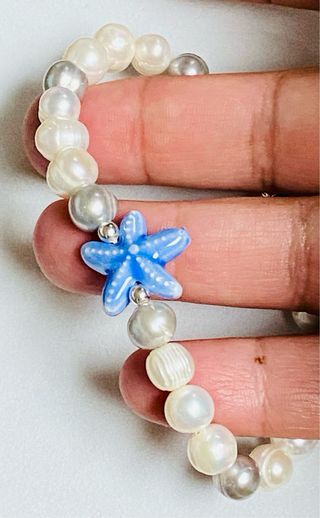 Pulsera con estrella y perlas blancas y grises