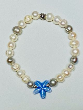 Pulsera con estrella y perlas blancas y grises