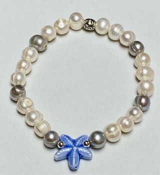 Pulsera con estrella y perlas blancas y grises