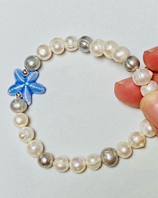 Pulsera con estrella y perlas blancas y grises