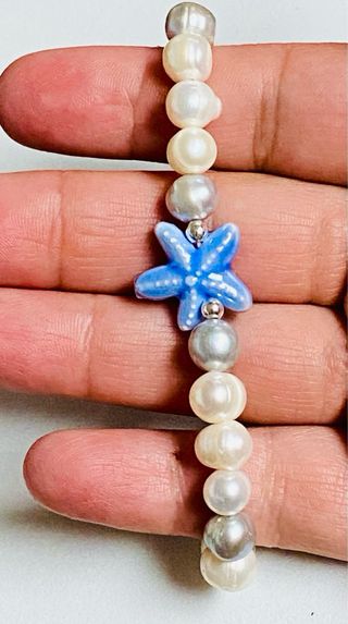 Pulsera con estrella y perlas blancas y grises