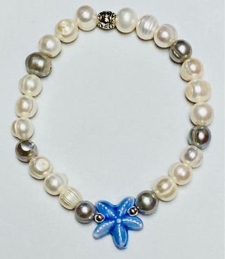 Pulsera con estrella y perlas blancas y grises