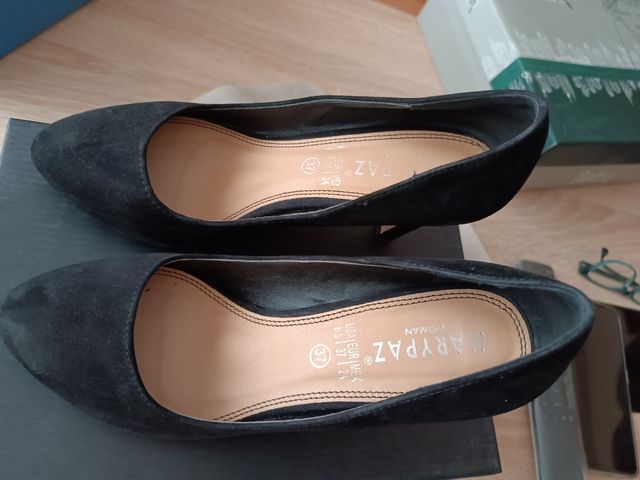 Tacón cerrado negro