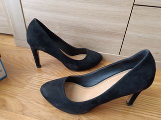 Tacón cerrado negro