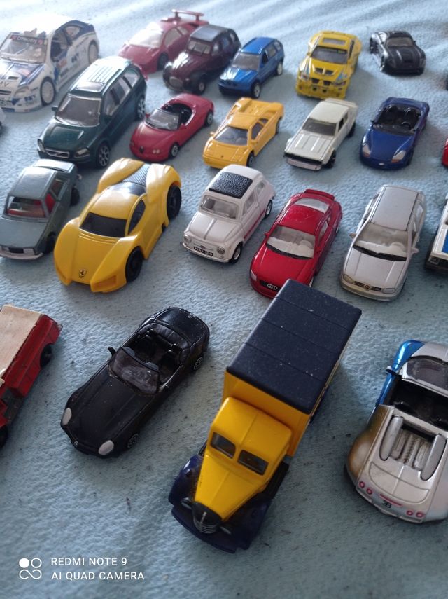 lote de 30 coches metálicos variados