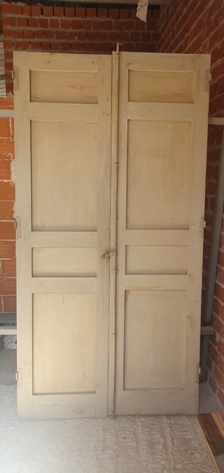 Puertas dobles de madera maciza antiguas