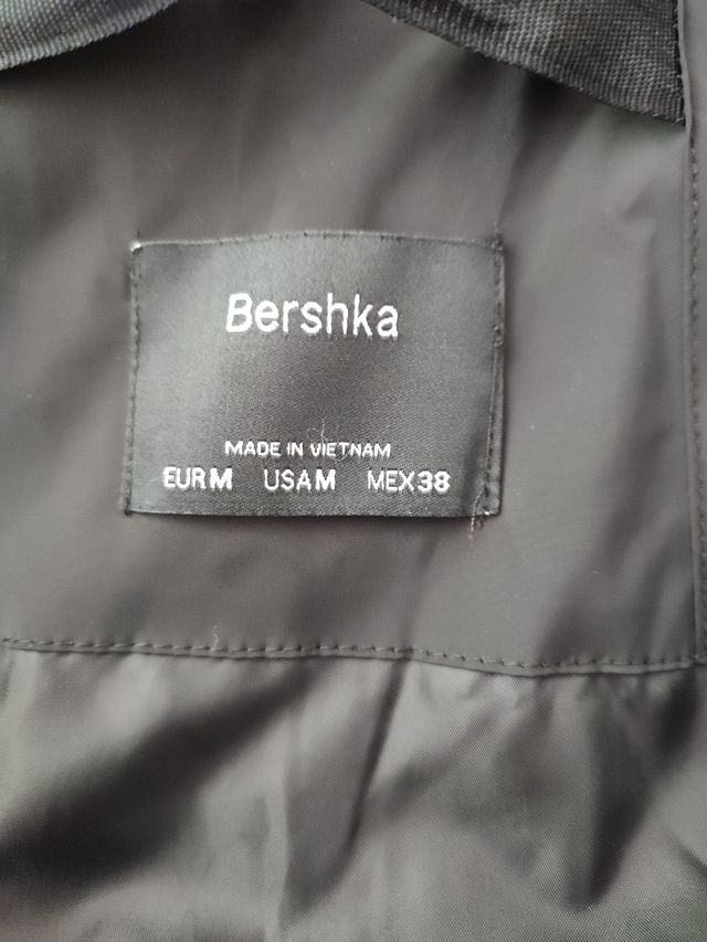 Chaqueta negra de hombre BERSHKA.