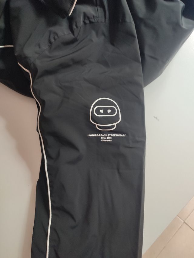 Chaqueta negra de hombre BERSHKA.