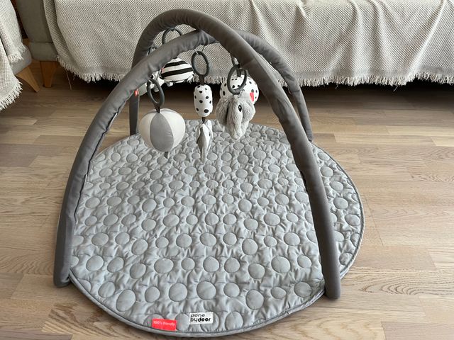 Gimnasio bebé Done by Deer gris