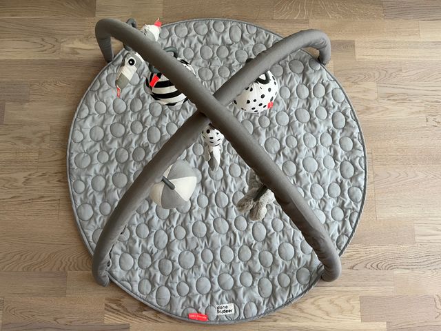 Gimnasio bebé Done by Deer gris