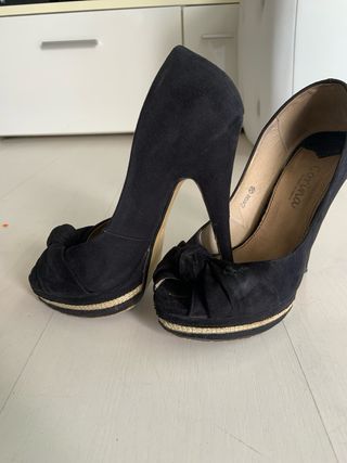 Zapato de salón negro