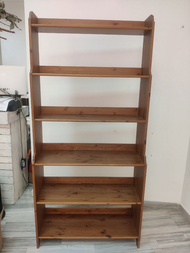 Estantería de madera