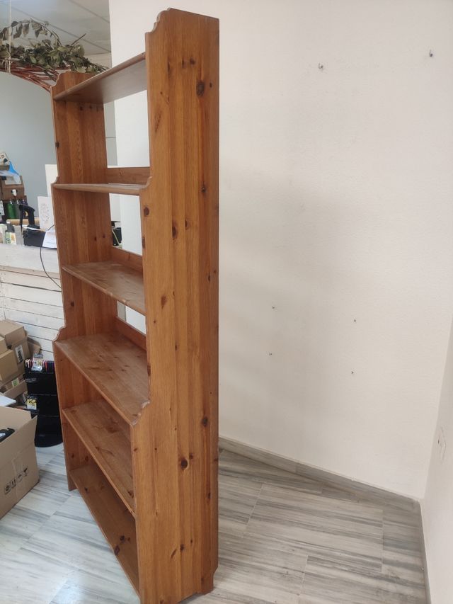 Estantería de madera