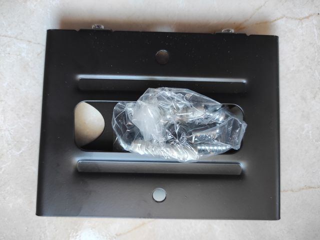 Supporto fisso per schermi da 10" a 32"