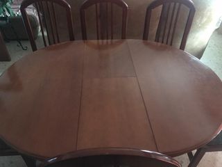 Mesa extensible de madera y 4 sillas 