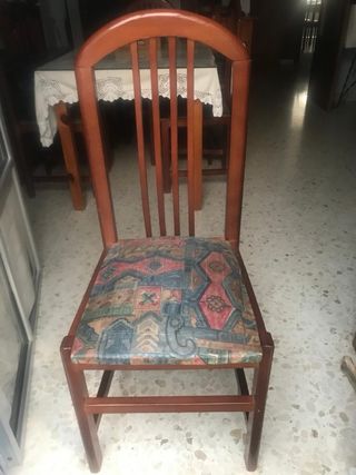 Mesa extensible de madera y 4 sillas 