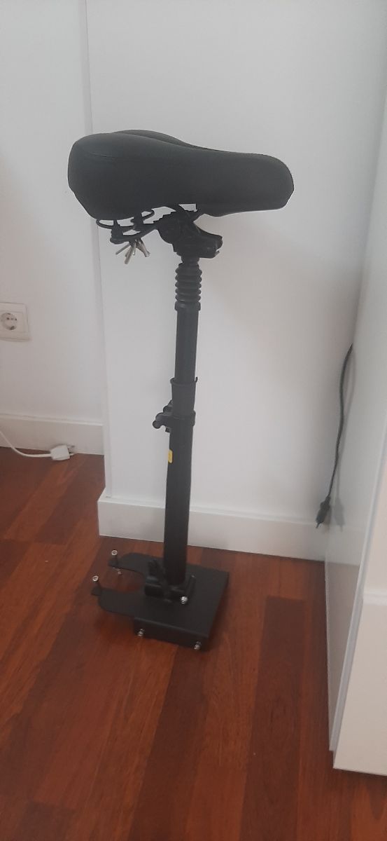 Casco y sillín para patinete eléctrico