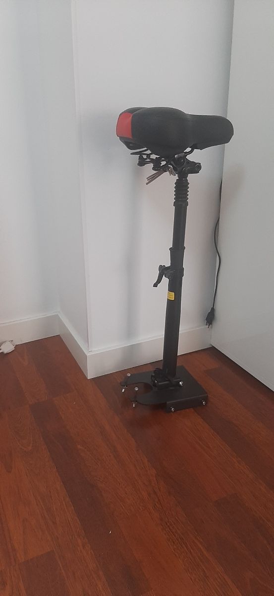 Casco y sillín para patinete eléctrico