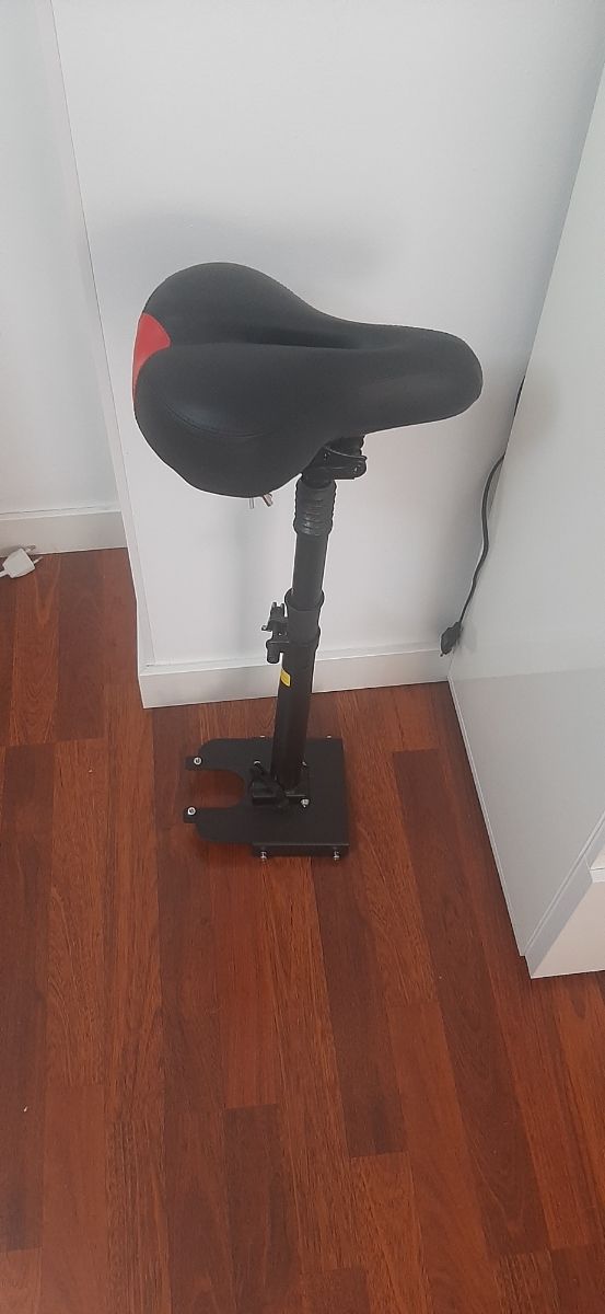 Casco y sillín para patinete eléctrico