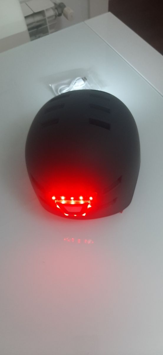 Casco y sillín para patinete eléctrico