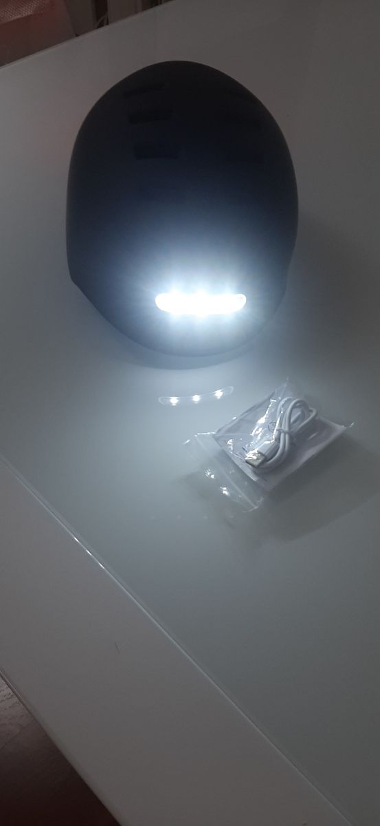 Casco y sillín para patinete eléctrico