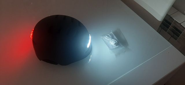 Casco y sillín para patinete eléctrico