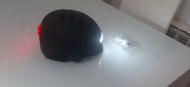 Casco y sillín para patinete eléctrico