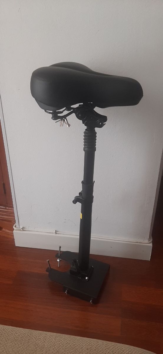 Casco y sillín para patinete eléctrico