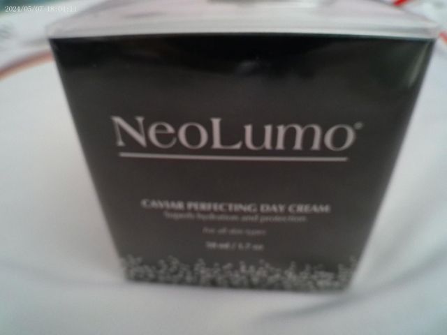 Crema da giorno perfezionante al caviale Neolumo