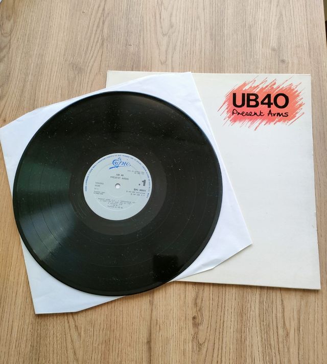 Vinilo de UB40 "Present Arms"