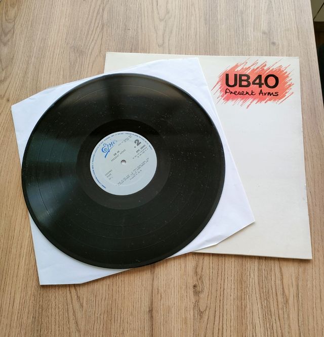 Vinilo de UB40 "Present Arms"