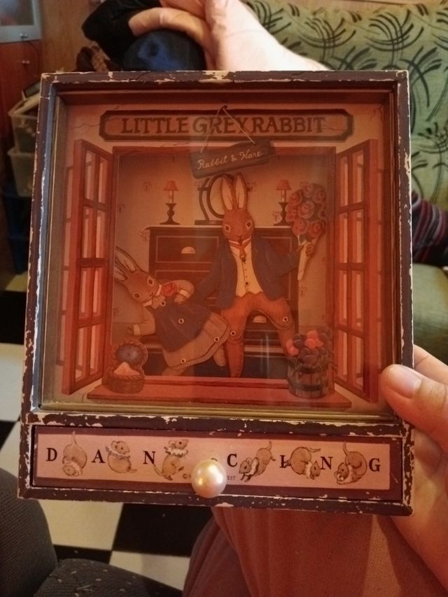 Little grey rabbit caja musical