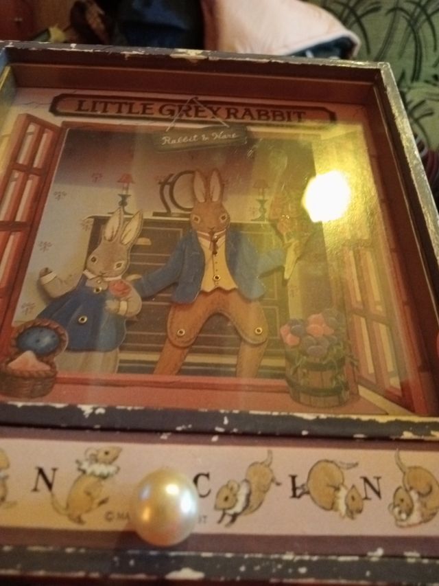 Little grey rabbit caja musical