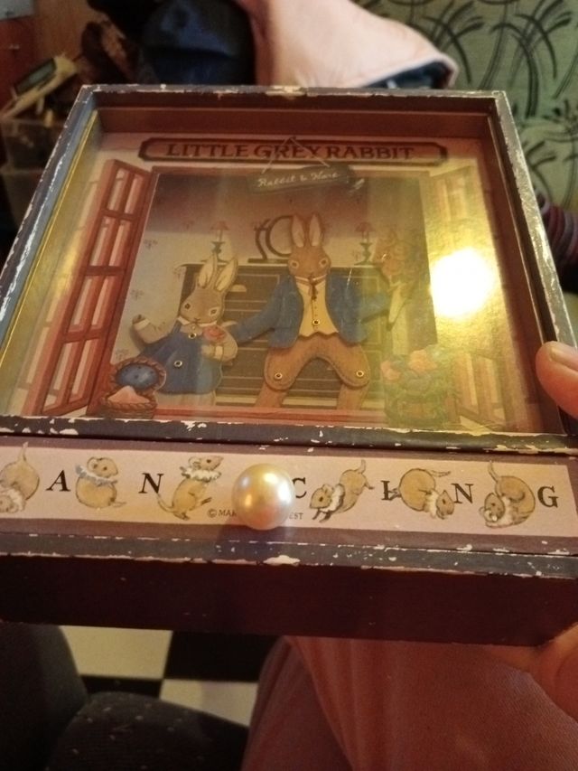 Little grey rabbit caja musical