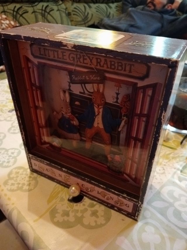 Little grey rabbit caja musical