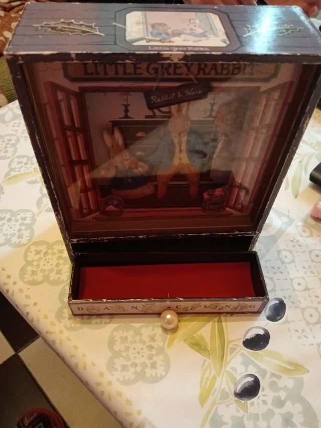 Little grey rabbit caja musical